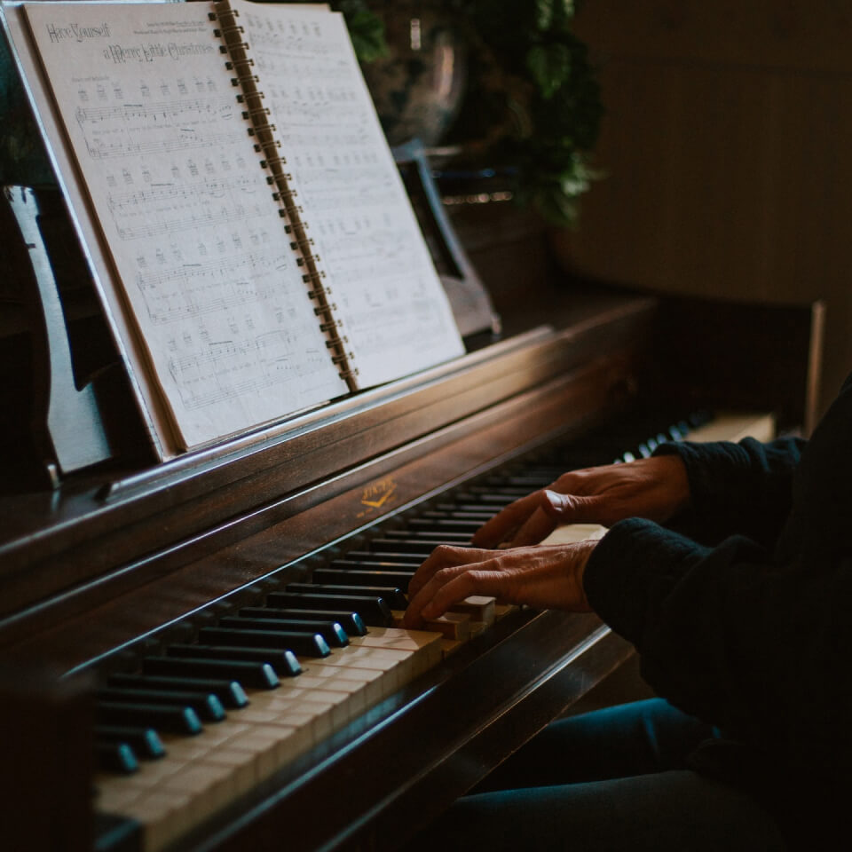 piano tutor header program bg.jpg